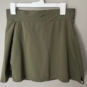 Women’s Nike skort size Large in green.